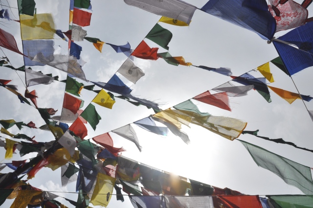 Tibetan Prayer Flags... so photogenic! (Otiena Ellwand)